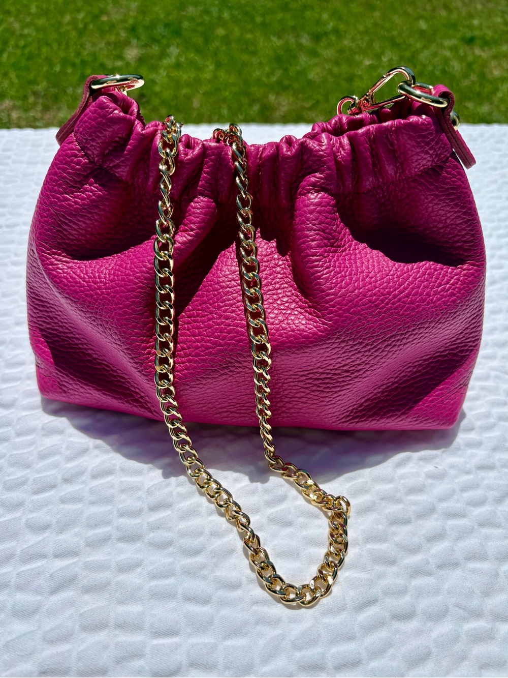 Vera Pelle Italian Made Leather Pouchinette Detachable shiny Gold Chain EUC